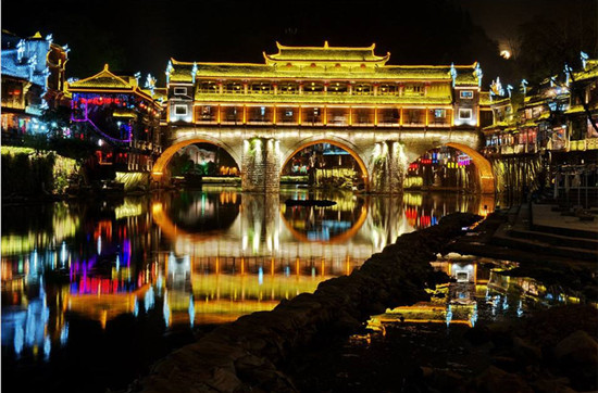 湘西土家族古城亮化夜景犹如“夜凤凰”照明设计