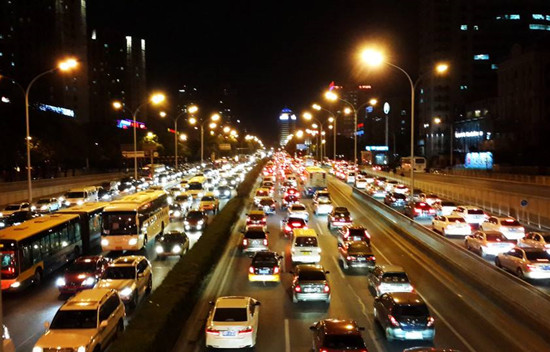 黄金周“国庆堵”全市20000盏LED路灯照亮回家的路